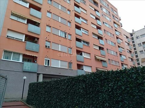 Do you want to buy a 3 bedroom apartment for sale in Mollet del Vallès? Excellent opportunity to acquire in property this residential apartment with a living area of 72m² well distributed in 3 bedrooms in and 2 bathrooms, large living-dining room con...