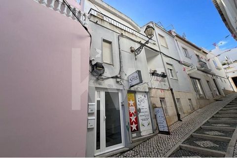 This charming apartment is conveniently located on Travessa 1º de Maio, in the heart of the historic center of Lagos, Algarve. Its strategic location puts it within walking distance of all local amenities, including restaurants, shops, cafes and publ...