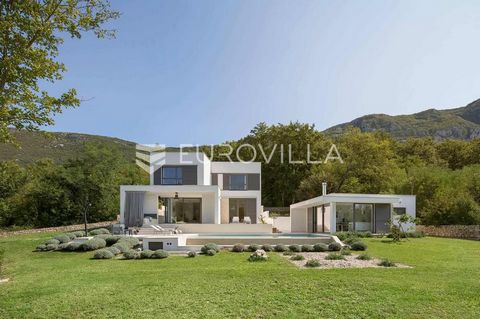 An exceptional opportunity to live in a luxurious and modern villa that provides the ultimate experience of comfort and elegance. This imposing property extends to 305 m2, with a beautiful 14000 m2 of land surrounding the villa and providing a sense ...