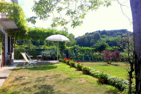 Cette maison de vacances caractéristique de deux chambres est située à la campagne et dispose d'une belle terrasse et d'un jardin avec barbecue. Le lac de Garde (Lazise) se trouve à seulement 5 minutes en voiture. La province pittoresque de Vérone (2...