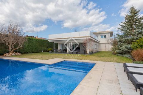 This villa is located in Vall-llobrega, a few minutes from the picturesque Castell beach and the vibrant centre of Palamós. This property stands out for its contemporary architecture and great attention to every detail, offering elegance and comfort....