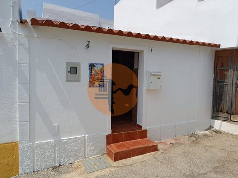 Haus im Zentrum des Dorfes Giões in Alcoutim, Algarve. JAHRESVERMIETUNG. Typisches Algarve-Haus, auf einer Etage. Bodenhaus. Mit zwei unterschiedlichen Zufahrten über zwei verschiedene Straßen. Mit zwei Innenküchen und einer Außenküche. Typisches Hau...