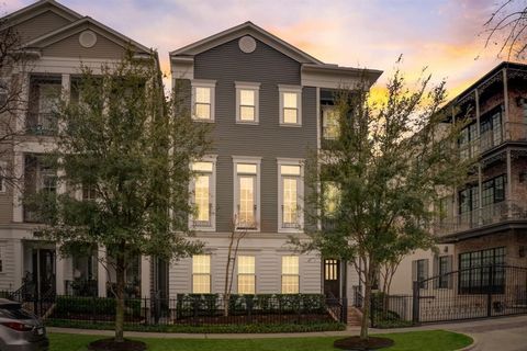 Situated in the heart of the Houston Heights, this home offers an unparalleled living experience surrounded by charming boutiques and gourmet eateries. This 3 bed/3.5 bath home is a corner unit with two covered balconies facing the street, providing ...