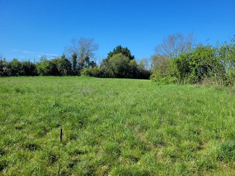 Castelnau montratier: Discover this magnificent building land located in a quiet and sought-after environment. With its 1025m², it offers a vast space to realize the project of your dreams, whether for a family home, a rental investment or a commerci...