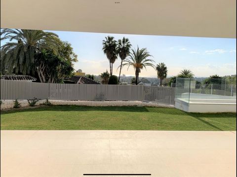 Nice apartment in a modern urbanization in Nueva Andalucia next to the Las Brisas golf club. Surrounded by a luxury villa, the urbanization offers a fantastic sea view and a swimming pool with sun all day and access to a private gym and spa. The apar...
