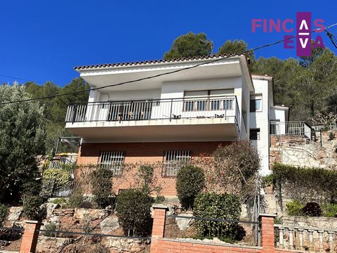 Fincas Eva presents this house 5 minutes from Vallirana center. The graphic surface of the land is 966m2 and the house consists of 163m2 built and 125m2 useful according to the cadastre. The house has very spacious rooms, entering on the ground floor...