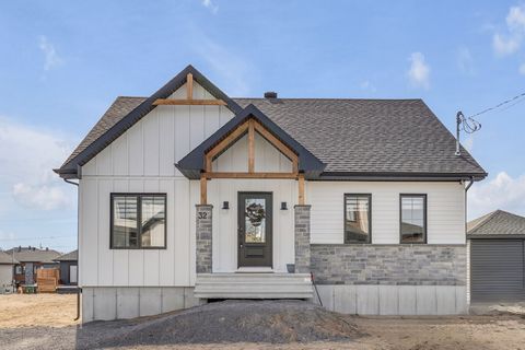 Wow! Superb NEW 34X34 bungalow located in the new district, at the entrance of Pont-Rouge, close to parks, bike paths, grocery stores, pharmacies and local shops. Built with quality materials still under GCR warranty, this home offers 4 bedrooms, 2 o...