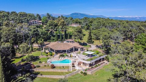 Exceptional location in the heart of a prestigious estate, close to the villages of Mougins and Valbonne, 15 minutes from Cannes and 25 minutes from Nice airport. Remarkable property built on a magnificent landscaped land of 3.1 hectares. The villa i...