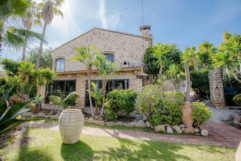 Located in a rural environment, this charming Masía is located on an extensive plot of land of more than 2000 square meters. The heart of the house is its cozy living room with its impressive fireplace, this space is ideal for family gatherings or di...