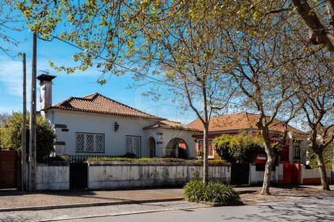 Villa with Garden and Swimming Pool on Av. Vasco da Gama to Miramar beach Fantastic period villa with 4 fronts and 2 floors on Av. Vasco da Gama 300m from Miramar beach. The lot is accessed by Av. Vasco da Gama and R. Clemente Menéres. With a great l...