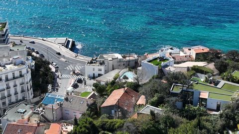 In exclusivity, the DALLAPORTA firm offers for sale this detached house with very high potential and breathtaking sea view, nestled on the heights of the Vallon de l'Oriol sheltered from the mistral wind and in absolute calm. Built towards the end of...