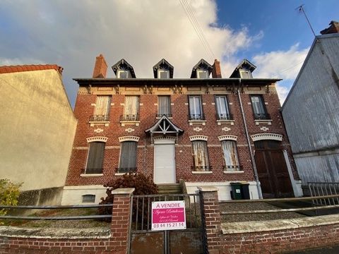 Maison bourgeoise de 214 m2 située proche du centre-ville de Breteuil. Cette maison avec de beaux volumes comprend au rez de chaussée : un hall d'entrée spacieux, un vaste salon, une confortable salle à manger, une grande cuisine aménagée et équipée,...