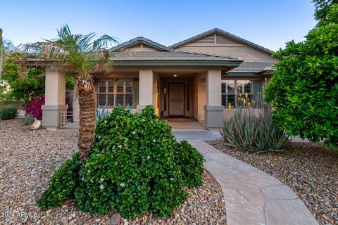 Spectacular Mountain Views!. Single story 4 bedroom 2 bath plus office, family room, living and dining room. Tucked in the foot of the Adobe Dam Mountain. Vaulted ceilings, plantation shutters. Living, dining, den/office off the entryway. Spacious op...