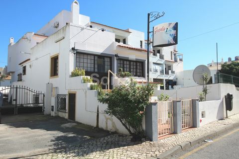 Great bar located near by the strip in Albufeira. This bar has 152 m2, a terrace and is completely furnished.The bar includes an apartment with a living area, bedroom, kitchen and bathroom. Heating Comfort and leisure