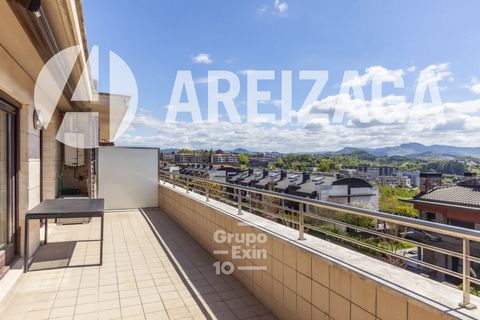 Areizaga Real Estate exclusive property. Manuel Vázquez Montalbán, a quiet residential area with good transportation links. Daily shopping and bus stop right at the doorstep. For sale, a property located in a penthouse (top floor) with an impressive ...