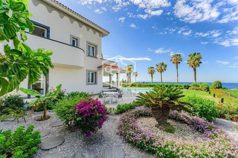 We are pleased to present you the villa of your dreams! For sale this imposing villa located in a dream location on the seafront and first line of the golf course in Amarilla Golf. This idyllic property has a plot of 830 m2 (including 200 m2 of garde...