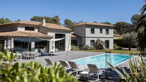 Located in a secure gated domain in Mougins, this prestigious villa offers a serene and peaceful living environment surrounded by greenery. Walks and bike rides are also possible in the surrounding area, while still being close to Cannes.The modern h...