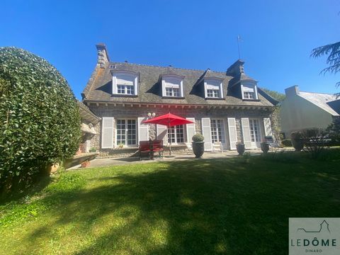 DINARD - EXCLUSIVELY - THE REAL ESTATE AGENCY LE Dôme offers you this beautiful stone property very bright, in the heart of a quiet and wooded area. The villa offers approximately 160m2 of living space, distributed as follows: On the ground floor: Th...