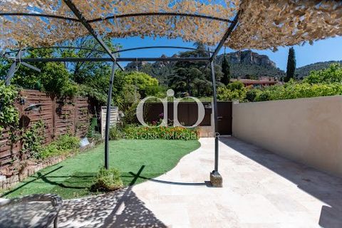 In a highly sought-after secure residence with large swimming pool and tennis court, beautiful 110m2 house enjoying a beautiful sea view, overlooking a swimming pool with its pool house to the west and enjoying a beautiful terrace to the east. On 3 l...