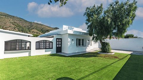 Villa on one floor Completely refurbished, with the best qualities of the market. Spacious bedrooms, all of them with en suite bathrooms. Fully equipped kitchen. Private parking for several cars. Swimming pool with sun all day Barbecue area Solarium ...