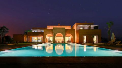 Cette sublime villa de prestige d’une architecture Arabo-Andalouse épurée, offre une vue imprenable sur les montagnes de l’atlas, au cœur de 2 hectares de jardin luxuriants, à 20 minutes du centre-ville de Marrakech. Conçue par un architecte de renom...