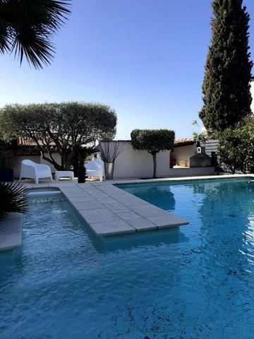 83150 Bandol - absolute calm, 10 minutes walk from the port and 3 minutes from the shops, 10 minutes from the Frégate golf course - unobstructed view and sea at ... , I offer you a completely renovated villa, built in traditional materials, with an a...