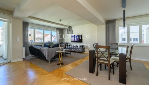 Apartment in an iconic development in downtown Porto , the Emporium building. This recent renovation, in which every detail has been meticulously thought out, has kept the original façade and combined it with the modernity, functionality and glamor o...