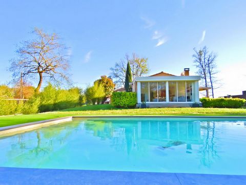 Gironde, (33750) CAMARSAC, tout proche de Bordeaux, A vendre maison de plain pied de 166m² sur 2100m² de terrain avec piscine, 572000 euros HAI, dont 4% d'honoraires charge acquéreur (soit 22000 eurosTTC) soit 550000 euros Net vendeur. Cette belle ma...