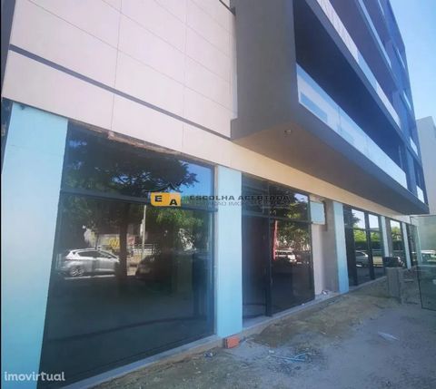 New store with 132m2 for sale in the area of new construction in Vila do Conde. The building is new to debut and is located in the central area of Vila do Conde, with easy access to the A28 and close to the old Maconde, only 200m from the Metro line,...