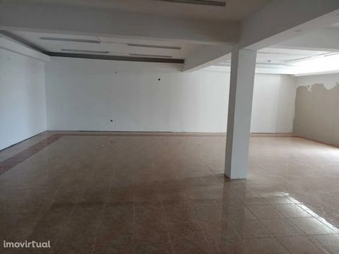1 Shop with an area of 1.080 m2 Shop on 3 floors with 360 m2 per floor (-1, 0 and 1) Multiple storefronts 2 Wc's per floor Ceiling height between floors 3 mts Patio with 800 m2 2 Swing gates Good condition Good visibility Next to the main road
