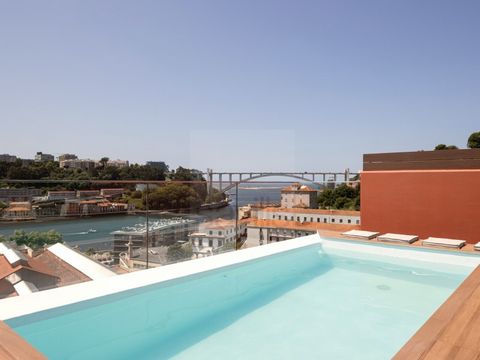 Cobertura com piscina privativa, T3 com terraço e uma vista deslumbrante sobre o Rio Douro Apartamento inserido no 5º Porto, um empreendimento contemporâneo, promovido pela Avenue e com projeto do Arquiteto Arnaldo Brito, composto por 16 moradias, ti...