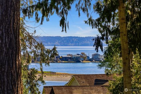 Introducing a stunning PNW Craftsman in the coveted waterfront community of Historical Port Madison. Sited for gorgeous views of the Salish Sea & Mountains, this sophisticated home w/natural light throughout offers room for gatherings or private & qu...