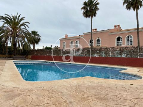 Appartement meublée de 52 m2 avec terrasse de 12m2 et vues dans la région de Alfaz del Pi, Marina Baixa.La propriété a un chambre, 1 salle de bains, piscine, 1 place de parking, climatisation, armoires intégrées, jardin, chauffage et salle de stockag...