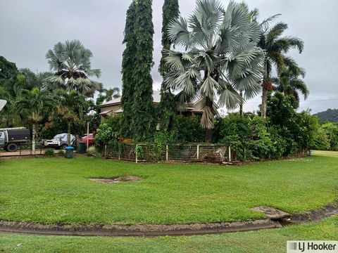 Deze prachtige, twee verdiepingen tellende Queenslander staat op een hoekblok van ca. 999m2 grond. Gelegen in El Arish, een landelijke township gelegen op ca. 130 km ten zuiden van Cairns en 36 km ten zuiden van Innisfail. Met een lokale slager, post...