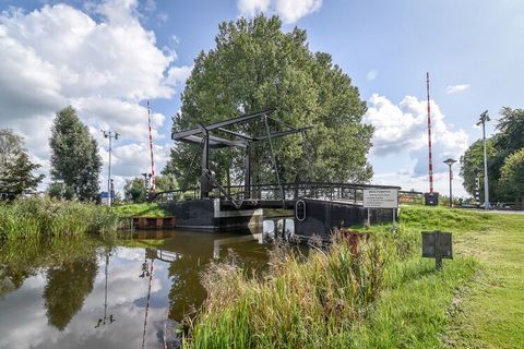 Unsere gepflegten Chalets sind mit allen notwendigen Annehmlichkeiten wie Geschirrspüler, Mikrowelle, Kaffeemaschine, Kühlschrank mit Gefrierfach und sanitären Einrichtungen ausgestattet. Dieses kompakte Chalet liegt inmitten der wunderschönen Natur,...