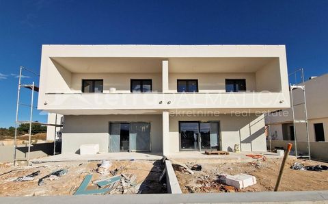 A semi-detached house is for sale in a newly built neighborhood in Vodice. It is currently under construction, and the planned move-in date is spring 2024. The house is part of a semi-detached building. The western part of the building is for sale, a...