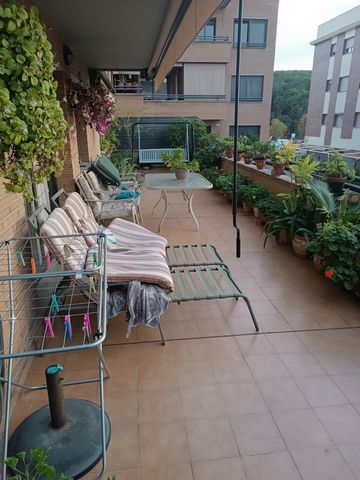Apartment of 88m2 for sale in the Rieral area of Lloret de Mar, it consists of: living room with access to the terrace of 46m2, independent and equipped kitchen, 3 bedrooms and 2 bathrooms, gas heating, garage space and storage room. Communal area wi...