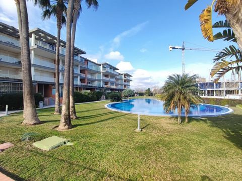 Very exclusive house in Oliva Nova Golf, of 103 M2 according to cadastre. We emphasize that it is a property of very high quality, with a doorman and gardener throughout the year. Common areas with swimming pool, gardens, sauna and Turkish bath. It i...