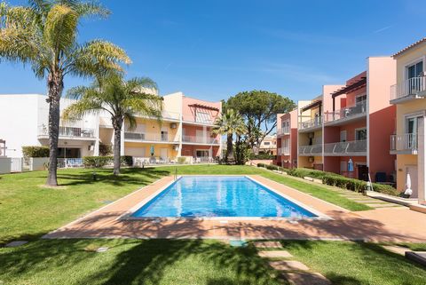 Located in Loulé. 1st floor with pool view without balcony. Free access to the pool for a relaxing swimming. Separate bedroom with double bed and air conditioning, equipped kitchen, large windows with large entrance of the sun light, one bathroom wit...