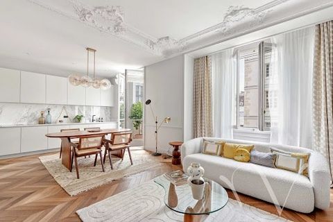 SAINT-SULPICE Perfectly positioned in the heart of Saint-Germain-des-Prés and just a stone's throw from Place Saint-Sulpice and the Luxembourg Gardens, this fully renovated 969 sq ft (Carrez Law) apartment is on the 2nd floor of a charming condo buil...