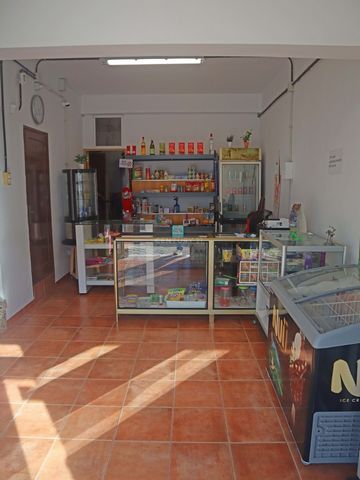 Discover this 100m² commercial space in the neighborhood of Taco, fully equipped and ready for immediate operation. This location, previously a very popular business, still maintains a loyal customer base, which is a great advantage for the next owne...