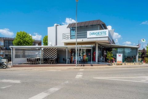 Opportunité d'Investissement - Snack Bar situé à Loulé, Algarve. Situé dans la zone industrielle, à seulement 300 mètres du carrefour autoroutier, cet établissement de restauration offre un excellent emplacement pour attirer les clients locaux et les...
