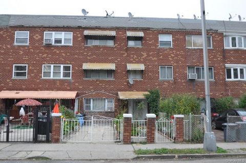 Apresentamos uma joia rara aninhada no coração do Bronx – uma propriedade de investimento meticulosamente trabalhada que promete conforto e rentabilidade. Este refúgio de três famílias possui não um, não dois, mas três apartamentos distintos, atenden...
