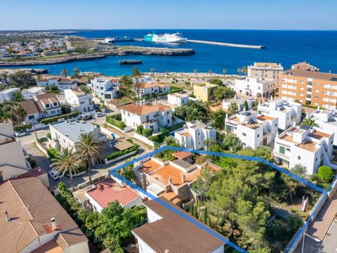 Wonderful opportunity! Plot located adjacent to the seafront in one of Ciutadella's most sought-after areas. Offers the possibility to construct up to 4 homes with a maximum 50% plot occupancy and a permissible height of 7 metres (ground floor plus o...