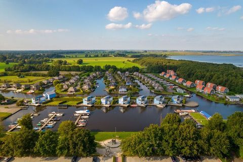 Dit vrijstaande, comfortabele vakantiehuis ligt aan het water op het ruim opgezette vakantiepark Waterpark De Bloemert, gelegen aan het Zuidlaardermeer. Het ligt nog net in de provincie Drenthe, 3 km. van het dorpje Zuidlaren, nabij natuurparken zoal...