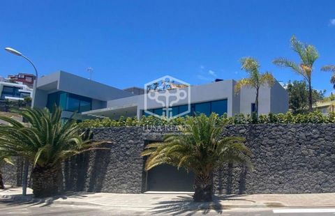 Impressive ocean front villa, located in a quiet cul-de-sac in Acorán, Santa Cruz de Tenerife. A designer villa, built with top quality materials, almost entirely on one level.  The modern façade blends into the large garden with palm trees, above a ...