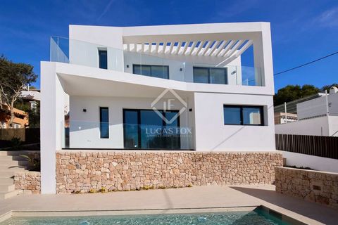 Magnificent modern house recently renovated, situated in Cap Martinet, a peaceful area close to Talamanca beach. The house is spread across two floors. The main floor features a fully equipped kitchen, an open-plan dining area, and a living room. Add...