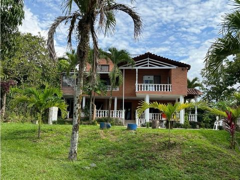 The property is located exactly in Sopetran vereda la Miranda which is located about 5 min by car from the town, it is about 30 meters from the main road, it is all asphalted except about 10 meters from the access to the farm and the exchange I am lo...