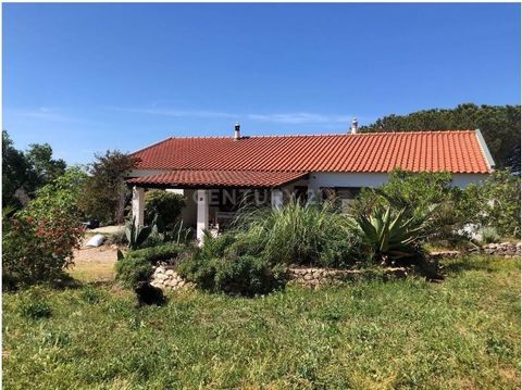 Come and see this self-sustainable farm, in a lovely location, with a three-bedroom villa in very good condition, plus a ruin, 15 minutes from the sea and Aljezur, in a unique and natural location, with 7,4250 square metres of mixed land and a gross ...