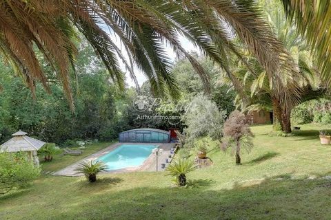 Love at 1st sight for this villa with its leafy grounds of approx.3,000m². Several rooms open out to the garden, facing south and offering a clear view of the Rhune mountain. Spacious living-room with hearth, superb master suite, mezzanine with its b...